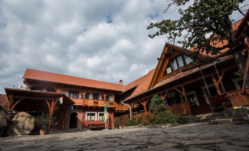 Sziklakert fogadó – Slide-2