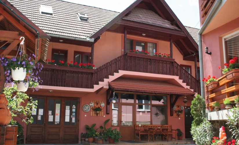 Pensiunea Sziklakert – Slide-1